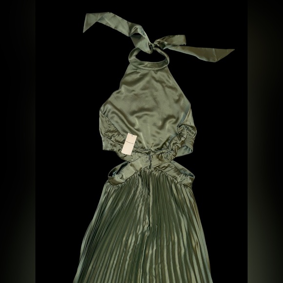 Abercrombie & Fitch The A&F Giselle High-Neck Pleated Cutout Maxi Dress - Picture 4 of 5